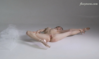 Nude ballerina Ksyuha Zavituha aka Annett A. doing sexy pas just in her pointes showing her amazing flexibility