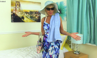 British mature Elaine Mac loves to play with a banana