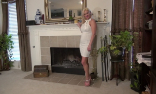 American MILF Scarlet playing with her hairy pussy